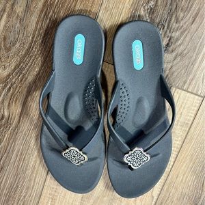 Oka B Sz 7 flip flops